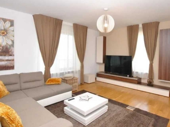 Дава се под наем Тристаен апартамент в Пловдив, Изгрев - 88 кв.м за 357 € - Снимка #1