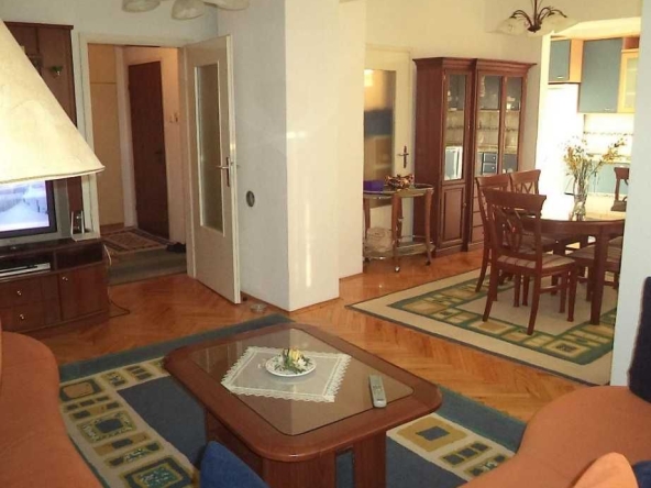 Дава се под наем Двустаен апартамент в Бургас, Акациите - 70 кв.м за 204 € - Снимка #1