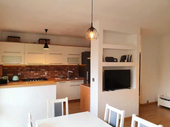 Дава се под наем Тристаен апартамент в Пловдив, Остромила - 96 кв.м за 385 € - Снимка #1