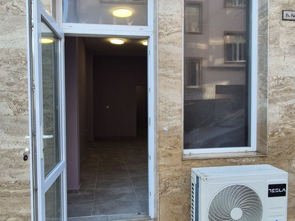 Дава се под наем Магазин в Варна, Колхозен пазар - 42 кв.м за 398.82 € - Снимка #1