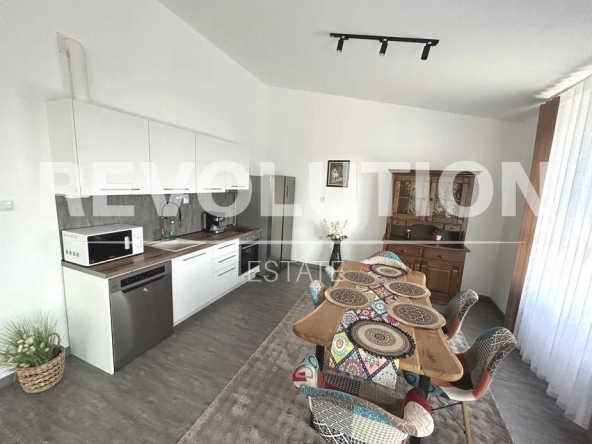 Дава се под наем Четиристаен апартамент в Варна, Център - 100 кв.м за 600 € - Снимка #1