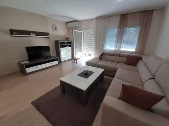 Дава се под наем Тристаен апартамент в Пловдив, Остромила - 87 кв.м за 270.3 € - Снимка #1
