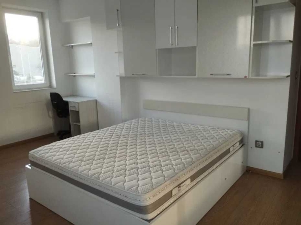 Дава се под наем Тристаен апартамент в София, Зона Б-18 - 90 кв.м за 700 € - Снимка #1