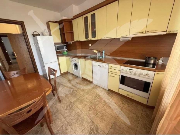 Дава се под наем Тристаен апартамент в Варна, Център - 136 кв.м за 750 € - Снимка #1