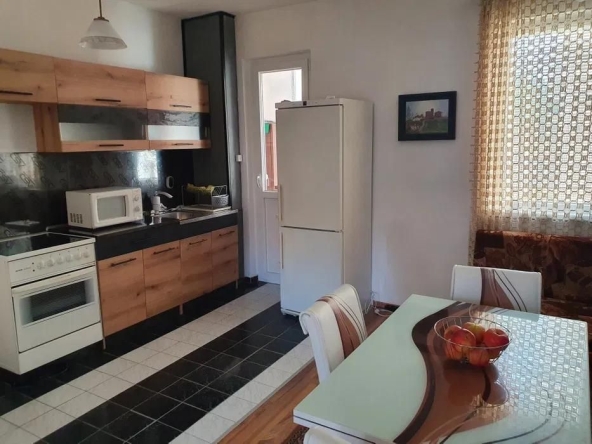Дава се под наем Тристаен апартамент в Пловдив, Кючук Париж - 92 кв.м за 440 € - Снимка #1