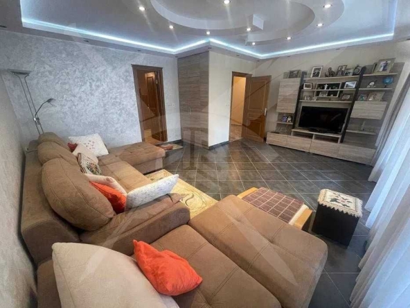 Тристаен апартамент в Бургас, Възраждане - 110 кв.м за 2364 €/кв.м - Снимка #1