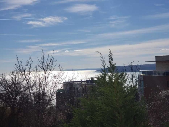 Дава се под наем Двустаен апартамент в Варна, м-т Св. Никола - 70 кв.м за 428.4 € - Снимка #1