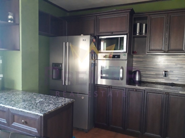 Дава се под наем Тристаен апартамент в Варна, Левски - 120 кв.м за 765 € - Снимка #1