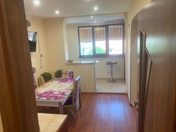 Дава се под наем Тристаен апартамент в Враца, Център - 67 кв.м за 433.5 € - Снимка #1