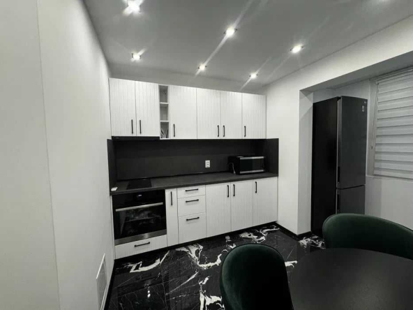 Дава се под наем Тристаен апартамент в София, Красно село - 85 кв.м за 714 € - Снимка #1