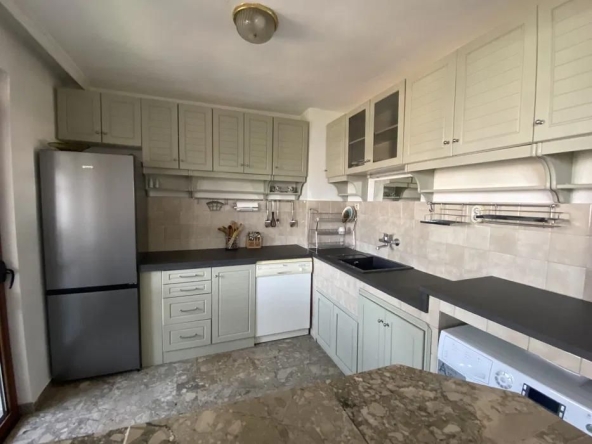 Дава се под наем Четиристаен апартамент в Пловдив, Христо Смирненски - 120 кв.м за 750 € - Снимка #1