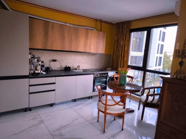 Дава се под наем Тристаен апартамент в Бургас, Център - 76 кв.м за 714 € - Снимка #1