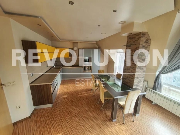 Дава се под наем Четиристаен апартамент в Варна, Погреби - 140 кв.м за 800 € - Снимка #1