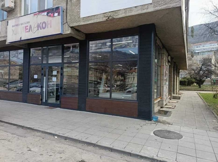 Дава се под наем Магазин в Провадия - 233 кв.м за 1495.83 € - Снимка #1