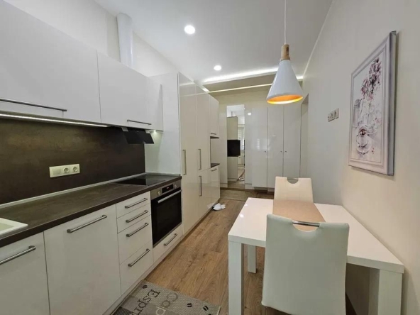 Дава се под наем Двустаен апартамент в Варна, Център - 40 кв.м за 573.24 € - Снимка #1