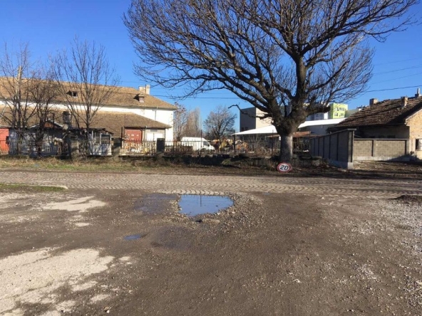 Дава се под наем Парцел в Търговище, Център - 280 кв.м за 102 € - Снимка #1