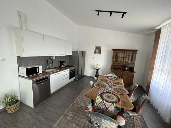 Дава се под наем Четиристаен апартамент в Варна, Център - 100 кв.м за 847.62 € - Снимка #1