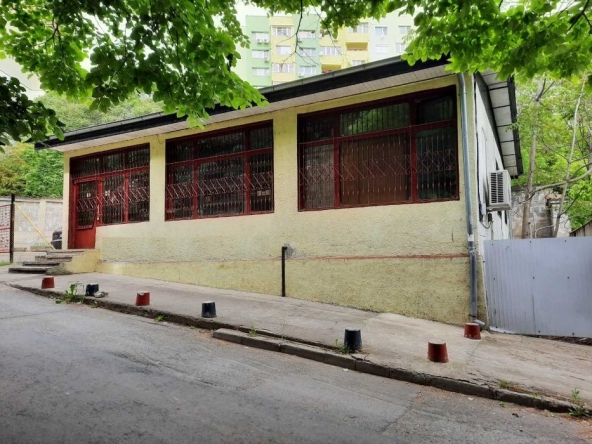 Магазин в Стара Загора, Три чучура - север - 260 кв.м за 424 €/кв.м - Снимка #1