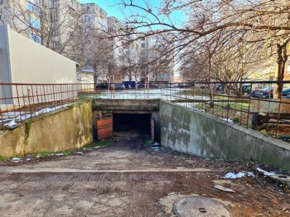 Гараж / Паркомясто в Силистра, Център - 16 кв.м за 861 €/кв.м - Снимка #1