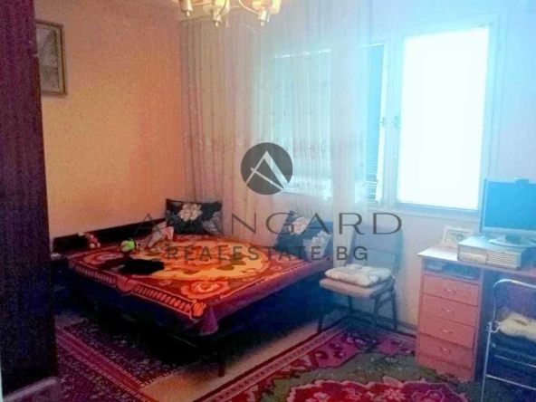 Тристаен апартамент в Пловдив, Прослав - 80 кв.м за 1975 €/кв.м - Снимка #1