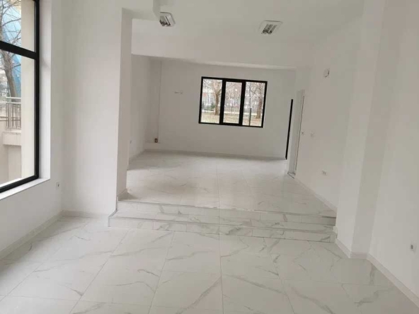 Дава се под наем Магазин в Бургас, Славейков - 85 кв.м за 690 € - Снимка #1