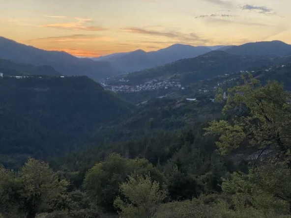 Парцел в с. Баните, Област Смолян - 6300 кв.м за 6 €/кв.м - Снимка #1