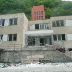 Промишлена сграда в Лъки - 2200 кв.м за 73 €/кв.м - Снимка #1