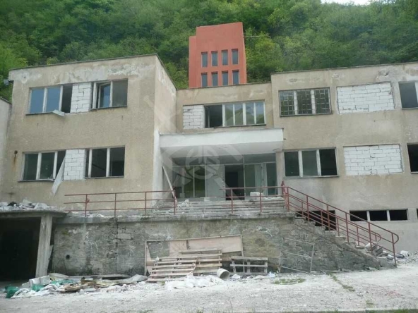 Промишлена сграда в Лъки - 2200 кв.м за 73 €/кв.м - Снимка #1