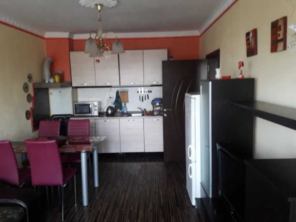 Дава се под наем Тристаен апартамент в Бургас, Лазур - 100 кв.м за 600 € - Снимка #1