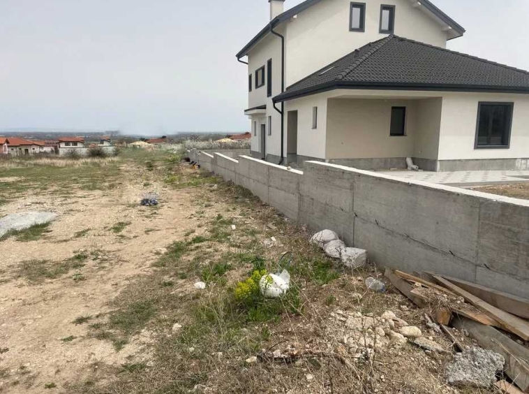 Парцел в с. Брестник, Област Пловдив - 700 кв.м за 105 €/кв.м - Снимка #1