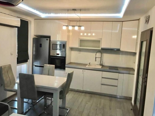 Дава се под наем Двустаен апартамент в Пловдив, Въстанически - 50 кв.м за 375 € - Снимка #1