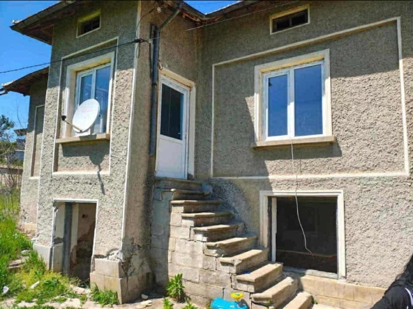 Къща в Шумен, Болницата - 890 кв.м за 49 €/кв.м - Снимка #1