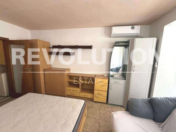 Дава се под наем Едностаен апартамент в Варна, Център - 30 кв.м за 300 € - Снимка #1