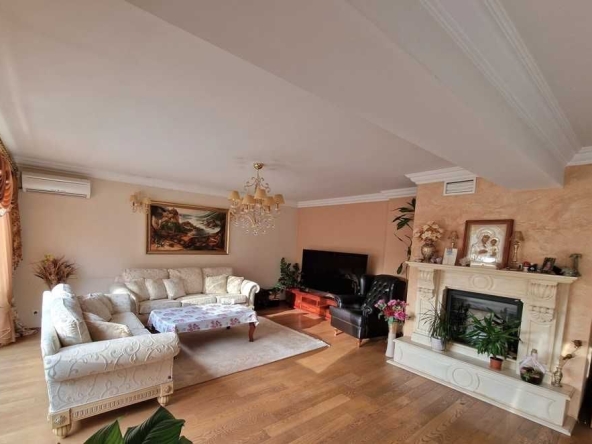 Тристаен апартамент в Благоевград, Широк център - 124 кв.м за 2097 €/кв.м - Снимка #1