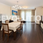 Дава се под наем Тристаен апартамент в к.к. Св.Св. Константин и Елена - 100 кв.м за 897.6 € - Снимка #1