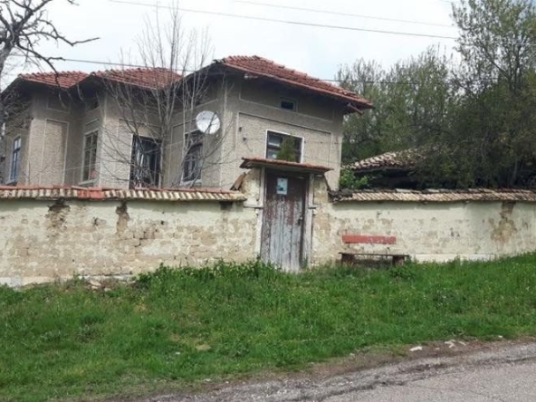 Къща в с. Ломци, Област Търговище - 100 кв.м за 148 €/кв.м - Снимка #1