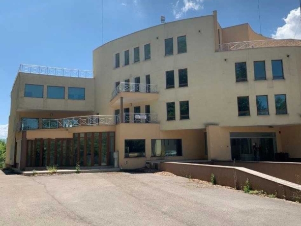 Хотел в Севлиево - 4696 кв.м за 196 €/кв.м - Снимка #1