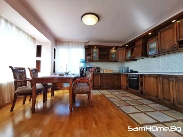 Дава се под наем Тристаен апартамент в Варна, Гръцка махала - 110 кв.м за 900 € - Снимка #1