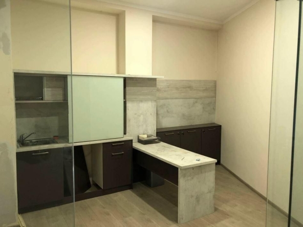 Дава се под наем Магазин в Бургас, Меден рудник - зона А - 197 кв.м за 1000 € - Снимка #1