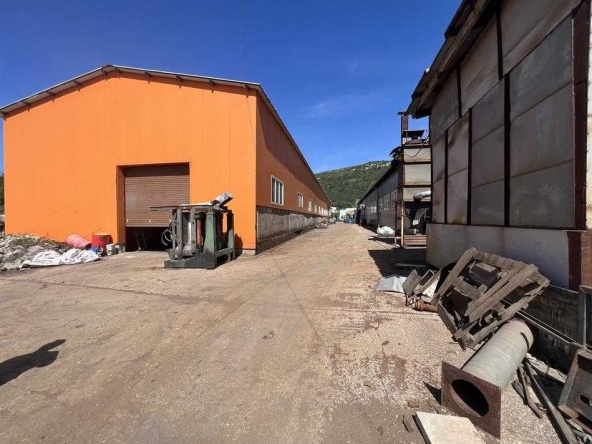 Промишлена сграда в Габрово, Промишлена зона - 2520 кв.м за 635 €/кв.м - Снимка #1