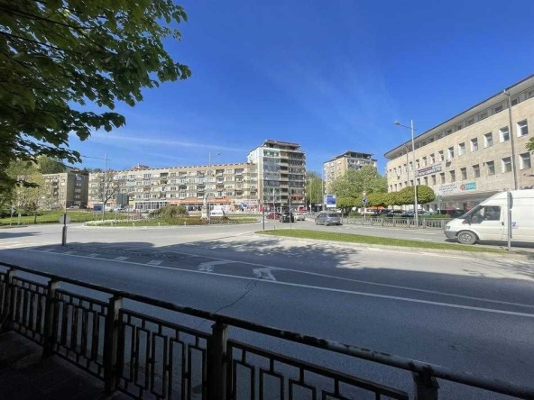 Дава се под наем Магазин в Габрово, Център - 50 кв.м за 280.5 € - Снимка #1