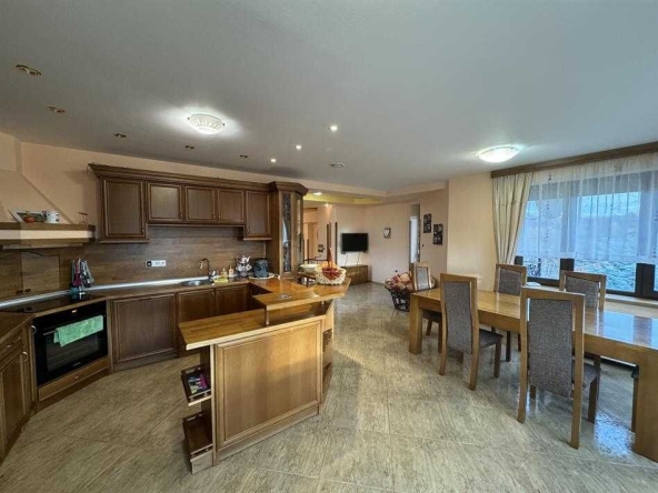 Дава се под наем Къща в Габрово, Център - 220 кв.м за 765 € - Снимка #1