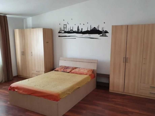 Дава се под наем Тристаен апартамент в Бургас, Център - 100 кв.м за 306 € - Снимка #1