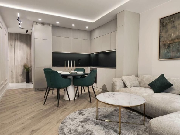 Дава се под наем Тристаен апартамент в София, Хладилника - 92 кв.м за 1400 € - Снимка #1