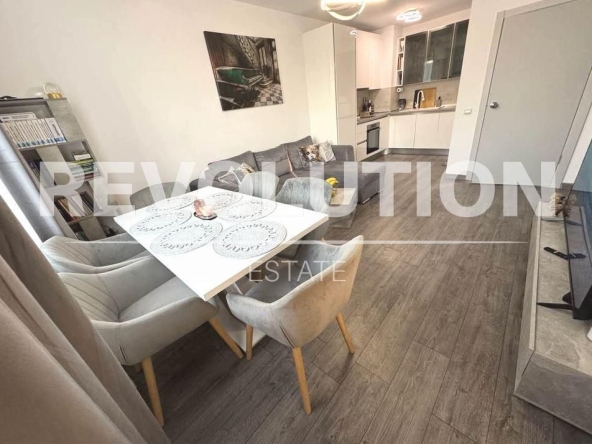 Дава се под наем Двустаен апартамент в к.к. Св.Св. Константин и Елена - 75 кв.м за 800 € - Снимка #1