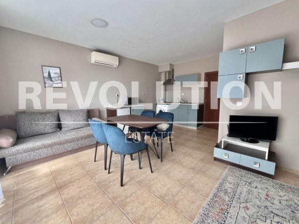 Дава се под наем Двустаен апартамент в к.к. Св.Св. Константин и Елена - 70 кв.м за 498.27 € - Снимка #1