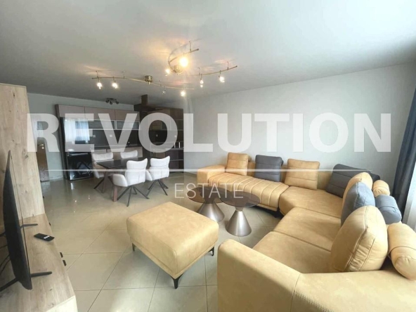 Дава се под наем Тристаен апартамент в Варна, Център - 75 кв.м за 1350 € - Снимка #1