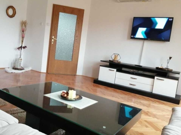 Дава се под наем Тристаен апартамент в Пловдив, Кършияка - 90 кв.м за 331.5 € - Снимка #1