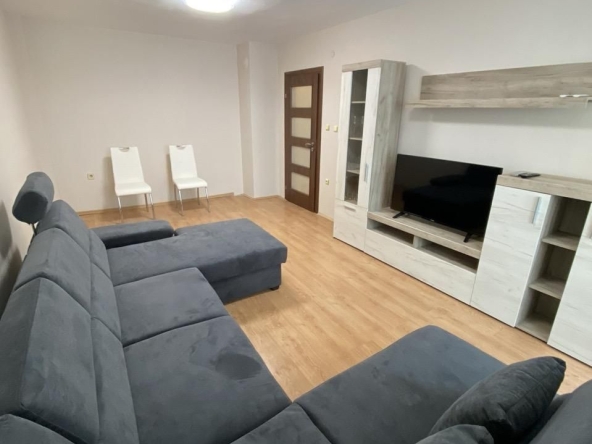 Дава се под наем Тристаен апартамент в Бургас, Център - 120 кв.м за 765 € - Снимка #1