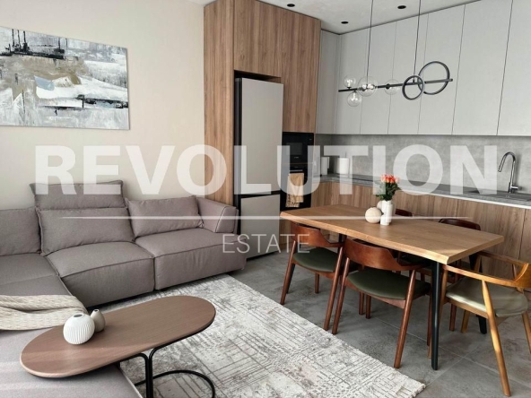 Дава се под наем Тристаен апартамент в Варна, Център - 100 кв.м за 850 € - Снимка #1